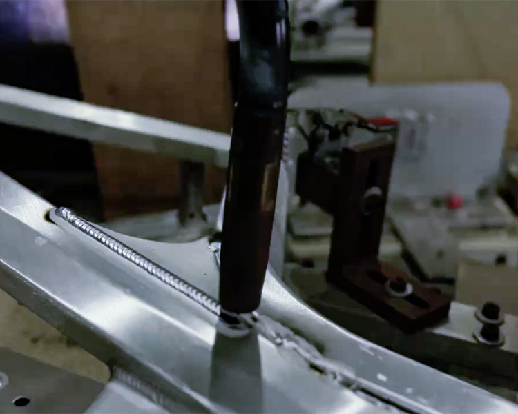 Herstellung und Schwei&szlig;en von OEM-Aluminiumrahmen bei Huang Wei